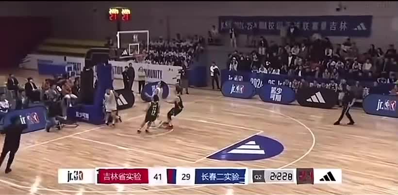 开云体育官网首页-篮球联赛中球员伤病情况严重