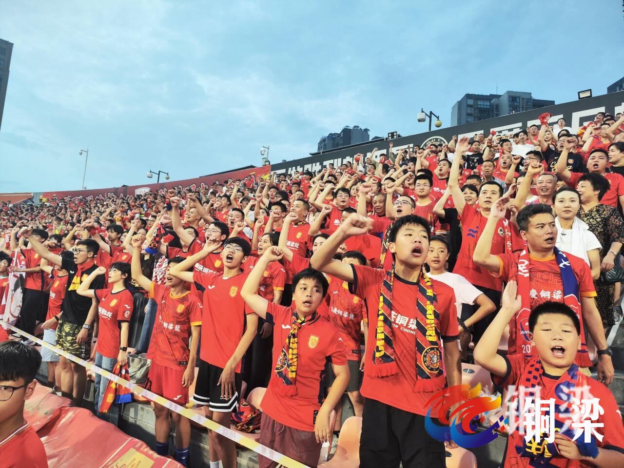 包含热情奔放！球迷现场助威声不绝于耳的词条