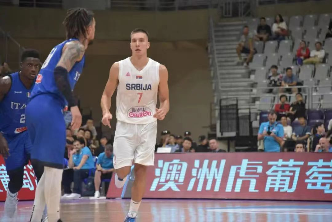 巴西男篮逆袭夺冠，塞尔维亚队遇挫